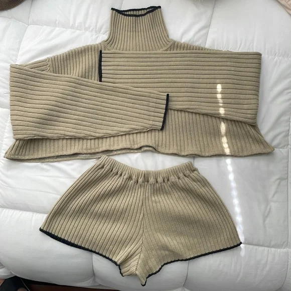 TRADED Firebird Reconstructed Cropped Wool Knit Turtleneck/ Shorts set - Picture 1 of 11
